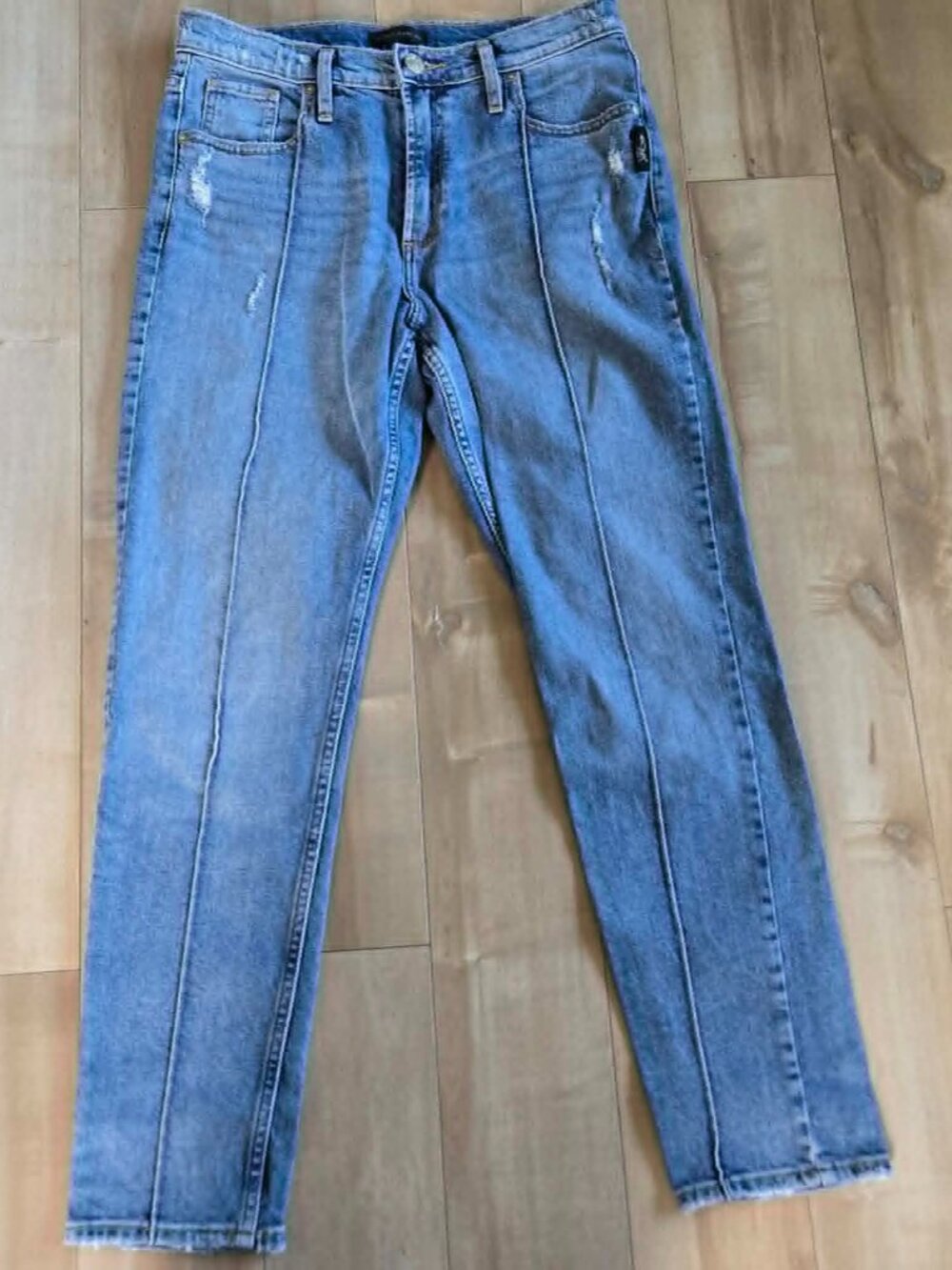 Silver Jeans Co. Frisco Tapered Distressed Jeans Size 26/28 Light Wash Denim